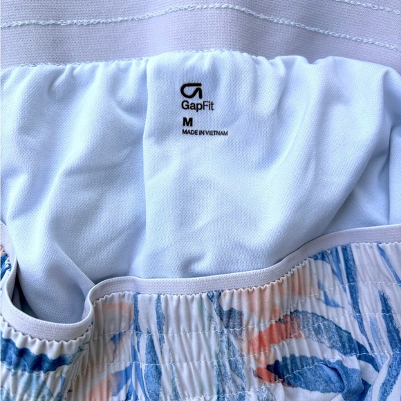 GAP Fit Medium Women’s Athletic Shorts - Picture 2 of 3